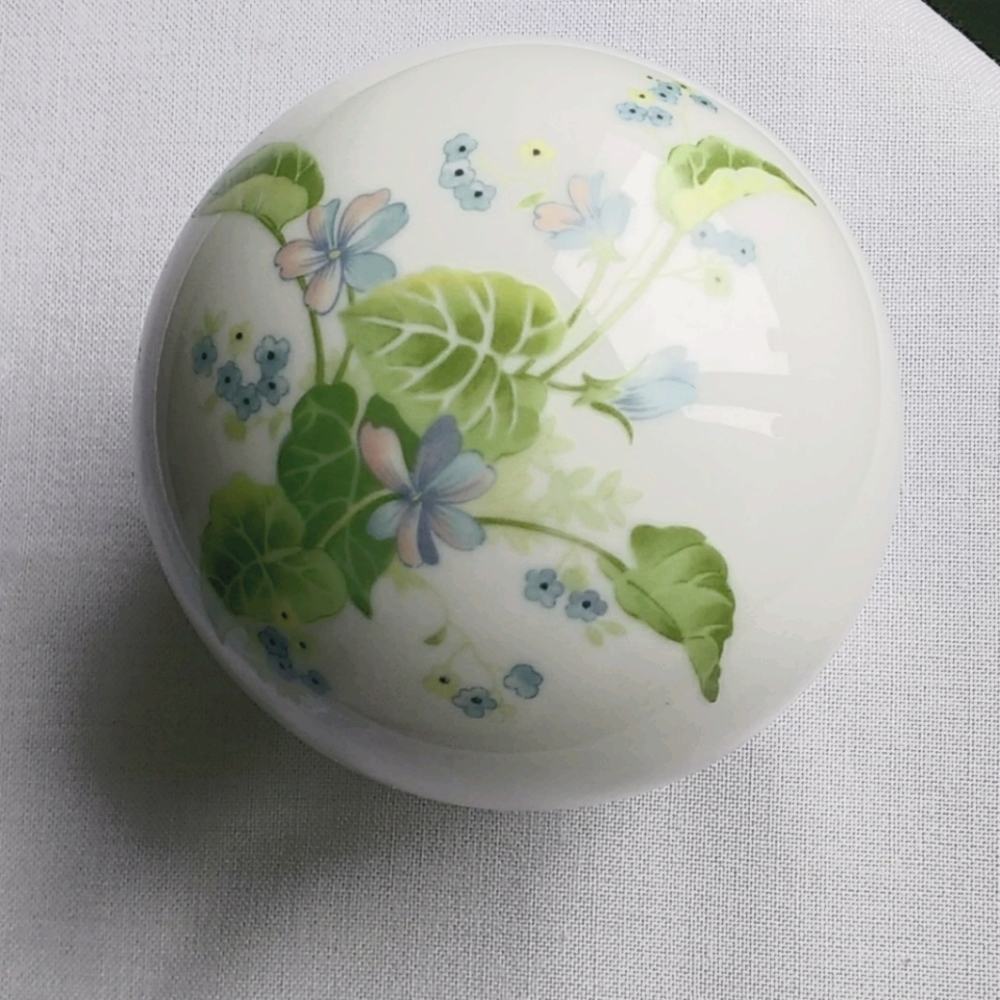 Lovely porcelain trinket holder